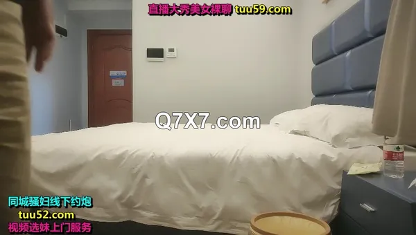 大叔如家酒店约炮漂亮的美女同事换上情趣丝袜玩她的小嫩B
