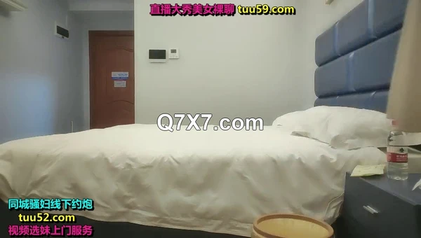 大叔如家酒店约炮漂亮的美女同事换上情趣丝袜玩她的小嫩B