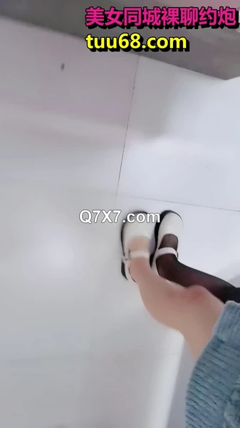 极品美骚货勇闯男公厕偷拍勾引蹲坑男子 公厕隔间席地开战淫声回荡