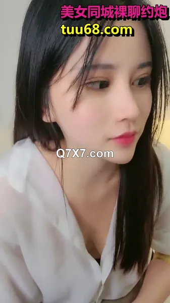 粉穴红唇骚骚美女大战头套男，舔奶子撕裆揉逼跳蛋震动很享受，特写口交大鸡吧侧入抽插，骑上来边操边摸阴蒂