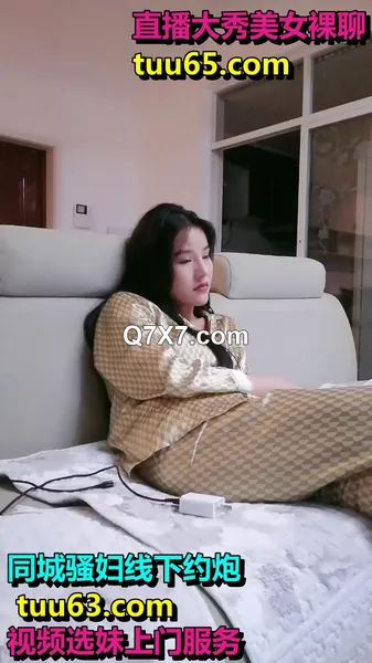 大奶良家客厅骑车健身被老公拉屋里啪啪刚好表妹来做客故意呻吟让外面表妹听到