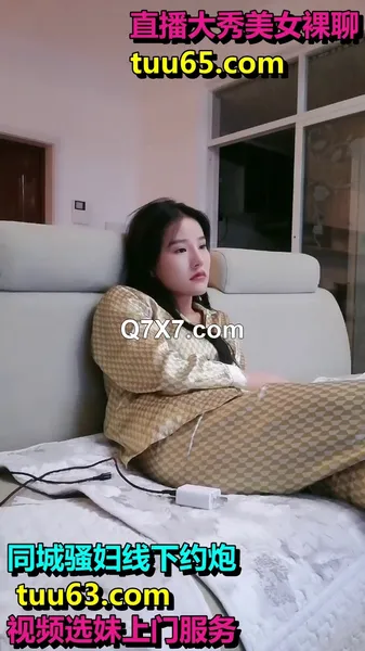 大奶良家客厅骑车健身被老公拉屋里啪啪刚好表妹来做客故意呻吟让外面表妹听到