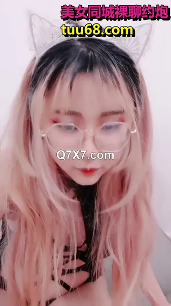 粉色头发卡哇伊眼镜萌妹子啪啪，特写深喉口交上骑乘晃动大奶，无毛逼逼掰穴特写，手指口交猛操大屁股