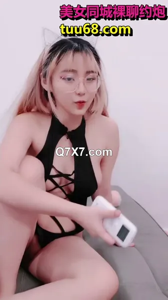粉色头发卡哇伊眼镜萌妹子啪啪，特写深喉口交上骑乘晃动大奶，无毛逼逼掰穴特写，手指口交猛操大屁股