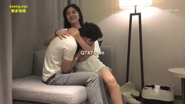 漂亮肉丝小骚逼 身材高挑大长腿 小娇乳逼毛茂密 在沙发被小哥操的娇喘不停