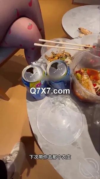 绿帽轻熟女 劝说老婆穿开档丝和朋友出去游玩 醉意上头让老婆睡梦被人无套内射流精 醒来直呼太尴尬了
