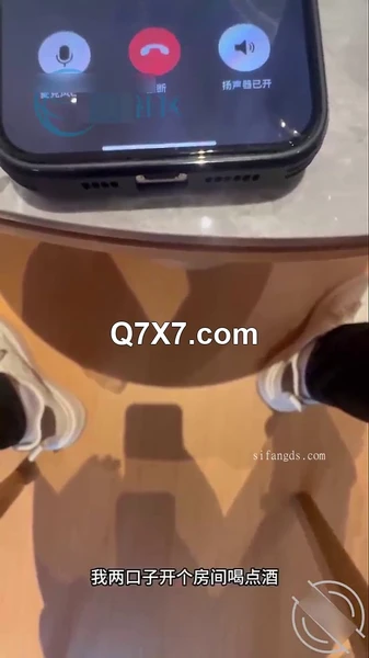 绿帽轻熟女 劝说老婆穿开档丝和朋友出去游玩 醉意上头让老婆睡梦被人无套内射流精 醒来直呼太尴尬了