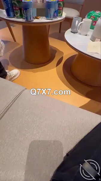 绿帽轻熟女 劝说老婆穿开档丝和朋友出去游玩 醉意上头让老婆睡梦被人无套内射流精 醒来直呼太尴尬了