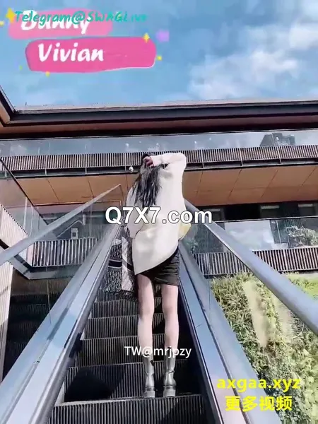 美腿尤物极品反差女神[Vivian]超薄黑丝顶进小BB隔丝艹小姐姐逼逼几下就顶的骚水泛滥了一插进去秒变小荡妇