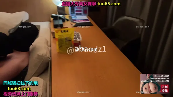 2025年最新流出，推特巨乳，家有e妻，新春特典，E嫂粉丝3P活动1，大奶子狂甩，无套内射流精蝴蝶穴，永远那么不满足