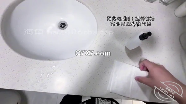 海角乱伦高手[高中表妹是我女友]搞晕面试的jk女生，拍照后威胁强奸，最后隔着丝袜射了一脚！这小翘臀操起来太爽啦