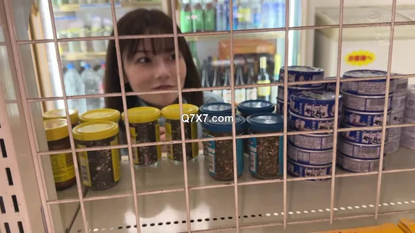 [FHD] RKI-707 性欲溢れたコンビニバイト彼女は客がいるのにバイトテロ密会＆時短エロ奉仕でザーメンぶっこ抜き！！仕事終わりも変態オマ●コフル稼働でハメまくる24時間ド発情営業。 秋元さちか