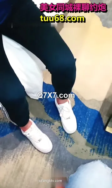 真实破处还穿着校服的00后妹子要买4999的手机，老哥直接给了五千的一打现金，代价就是破她的处女膜，把妹子弄疼哭了