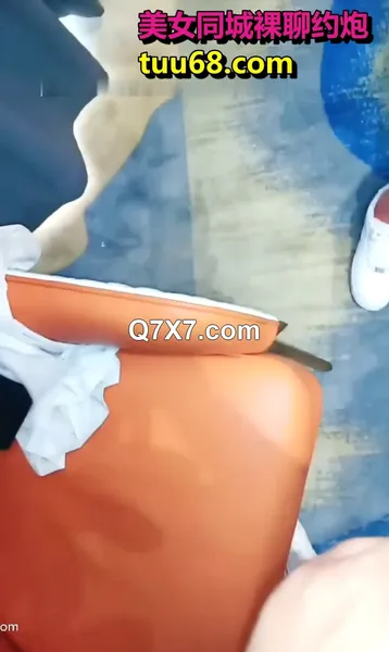 真实破处还穿着校服的00后妹子要买4999的手机，老哥直接给了五千的一打现金，代价就是破她的处女膜，把妹子弄疼哭了