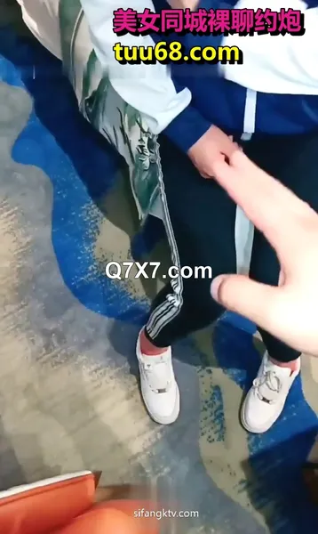 真实破处还穿着校服的00后妹子要买4999的手机，老哥直接给了五千的一打现金，代价就是破她的处女膜，把妹子弄疼哭了
