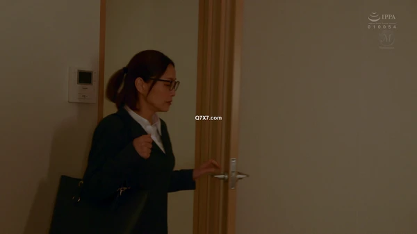 juq-965 4K已婚妇女秘書、汗と接吻に満ちた社長室中出し性交 美しく熟した美貌の‘愛人’秘書誕生。 古東まりこ