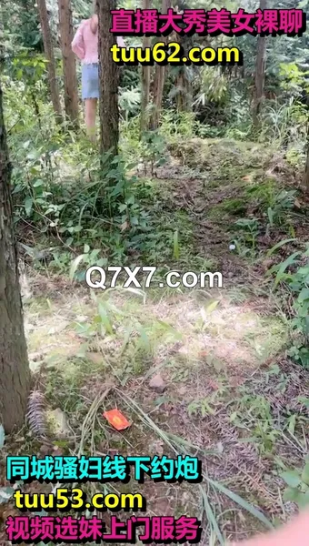 剧情演绎与嫂子户外艹逼芳草外车内艹逼，狭小的车内肉棒狂艹，战况激烈刺激！