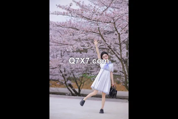 超美颜值女神『桃暖酱』在去上学的路上 美少女洋溢青春淫情 户外露出美妙胴体 美景佳人樱花粉骚逼更粉