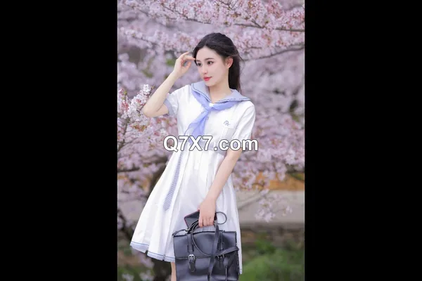 超美颜值女神『桃暖酱』在去上学的路上 美少女洋溢青春淫情 户外露出美妙胴体 美景佳人樱花粉骚逼更粉