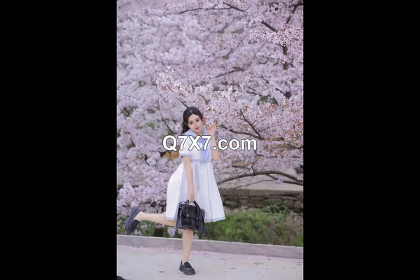 超美颜值女神『桃暖酱』在去上学的路上 美少女洋溢青春淫情 户外露出美妙胴体 美景佳人樱花粉骚逼更粉