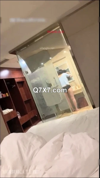 約個大奶清純學生妹子晚上艹完不盡興早晨醒來洗香香再打晨炮