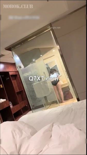 約個大奶清純學生妹子晚上艹完不盡興早晨醒來洗香香再打晨炮