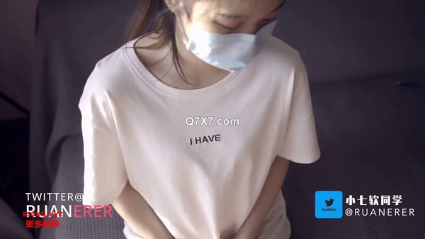 被猥琐房东盯上的清纯学生妹“小七软”同学无奈以小嫩B来抵半个月的房租