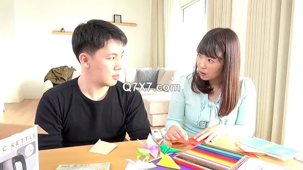 [HD/720p] RD-1247 熟女 淫らな昼下がり 息子の友人に無理やりワレメを吸われた熟母は… 車のリコールで訪ねて来た営業マンに玄関で後ろから…