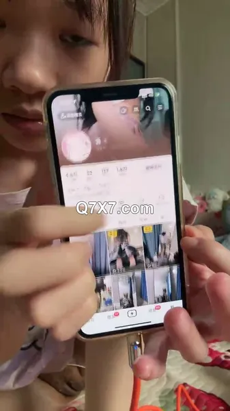 胸小小的妹子，抖音1.6W粉丝的小可爱，全程露脸兼职赚外快，丝袜制服诱惑，揉奶玩弄骚逼道具抽插冒白浆好刺激