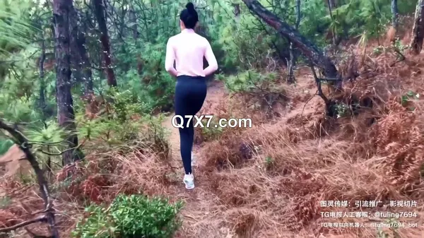 极品身材尤物人妻 追求刺激 穿上瑜伽裤爬到山顶 站在树上打炮！人前高冷的极品大长腿人妻反差至极