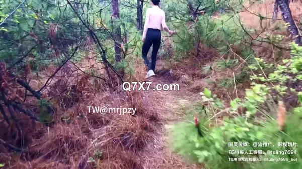 极品身材尤物人妻 追求刺激 穿上瑜伽裤爬到山顶 站在树上打炮！人前高冷的极品大长腿人妻反差至极
