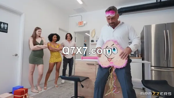 Brazzers - Kenna James Emma Hix - Penis Pinata Party Sneaky Lookalike Threesome (24.07.2024)