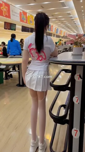 名模私拍[小薯条]公共场所保龄球馆露出，大尺度，有漏点，周围好多人呢，助力福利原版视图[可能含有廣告，請預覽後下載]]