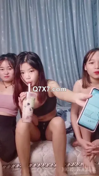 三个小嫩B排排坐无差别翘着屁股鲍鱼迭罗汉 看看哪个妹妹最嫩最好看