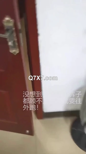 [疯狂系列]震惊三观 真实亲妹妹 强行脱掉妹妹裤子，惨叫一声后，大鸡巴插入妹妹的馒头嫩逼