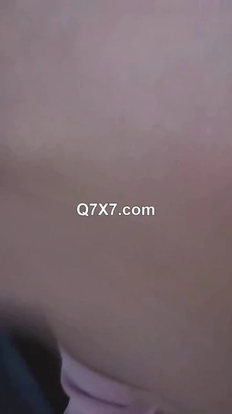 [疯狂系列]震惊三观 真实亲妹妹 强行脱掉妹妹裤子，惨叫一声后，大鸡巴插入妹妹的馒头嫩逼