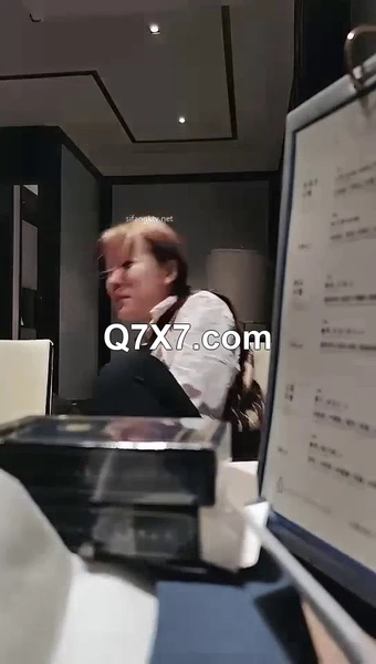 重磅，土豪哥的性福生活，周末带三个小情人出游，[做你的小狗]，温泉速8酒店，玩游戏输一次脱一件