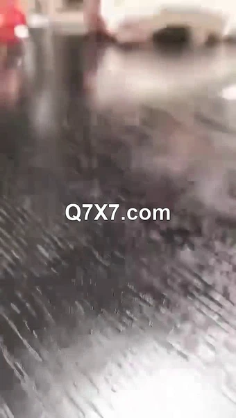 重磅，土豪哥的性福生活，周末带三个小情人出游，[做你的小狗]，温泉速8酒店，玩游戏输一次脱一件