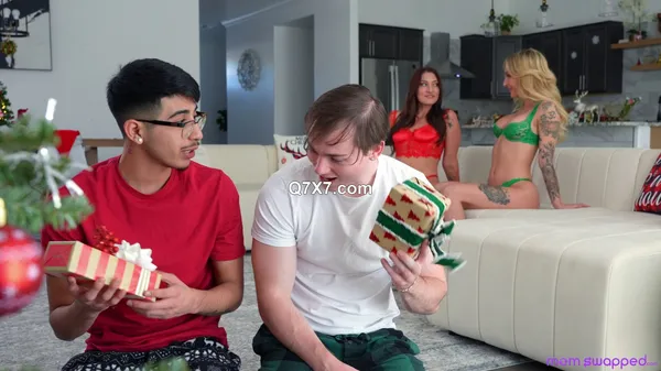 [1080p]MomSwapped 24 12 18 Kathryn Mae And Whitney OC Filling Our Stepmoms Stockings XXX MP4-H264