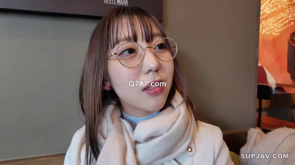[1080p]SIRO-5474 智能眼镜背后潜藏着怪物级的性欲！干净利落、认真学习的女大学生AV出道！这个性感的女孩说：“如果我有男朋友，我每天都会这样做”，只要被触摸，她就会颤抖！黏黏的吻，让你忍不住扭动臀部！ “当我想到有人在看着我时，我会兴奋......”她害羞地说道，让我们看到了她变态的本性！ ？看到她骑在他身上，美丽的剃光阴部湿漉漉的，沉浸在快感中，一次又一次达到高潮，真是让人无法抗拒！ [初拍]在线申请AV→AV体验拍2358