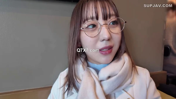 [1080p]SIRO-5474 智能眼镜背后潜藏着怪物级的性欲！干净利落、认真学习的女大学生AV出道！这个性感的女孩说：“如果我有男朋友，我每天都会这样做”，只要被触摸，她就会颤抖！黏黏的吻，让你忍不住扭动臀部！ “当我想到有人在看着我时，我会兴奋......”她害羞地说道，让我们看到了她变态的本性！ ？看到她骑在他身上，美丽的剃光阴部湿漉漉的，沉浸在快感中，一次又一次达到高潮，真是让人无法抗拒！ [初拍]在线申请AV→AV体验拍2358