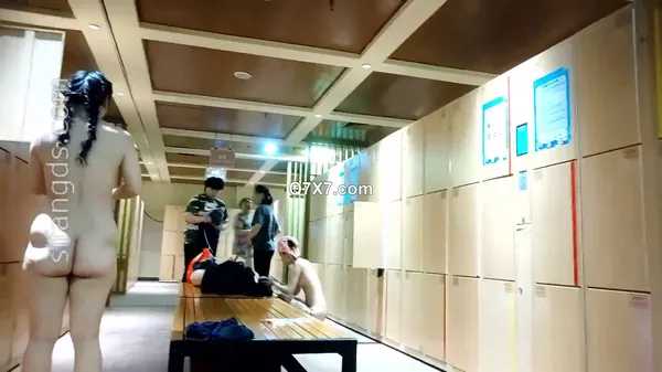[1080p]十二月新流出 女偷拍客潜入国内某水上乐园~锁身偷拍几个年轻美女学妹更衣嬉戏
