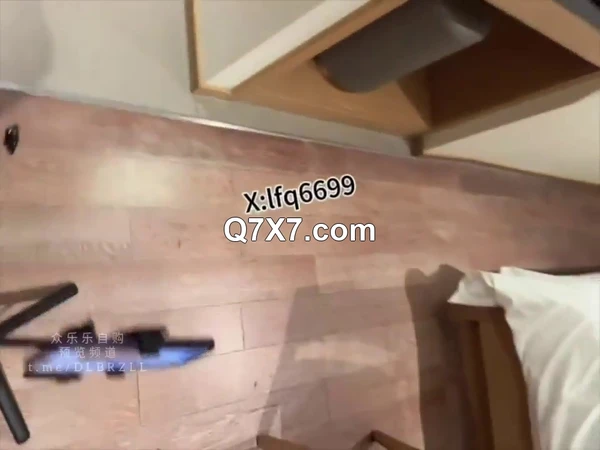 推特新晋健身猛男约啪高手「老番茄」开裆丝袜白衬衣短裙JK母狗，又骚又乖巧，多角度玩弄，一直叫不行了