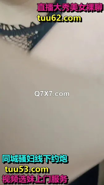 极品眼镜小女友，新买的连体黑色丝袜，穿上很是性感，迫不及待来一发，蜜桃美臀骑乘，上下套弄自己动