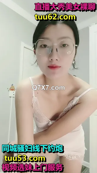 很有气质的小淫妇，深夜发骚性感的睡衣，跟狼友撩骚互动听指挥揉奶玩弄骚逼展示，撅着屁股掰开求干，淫声荡语