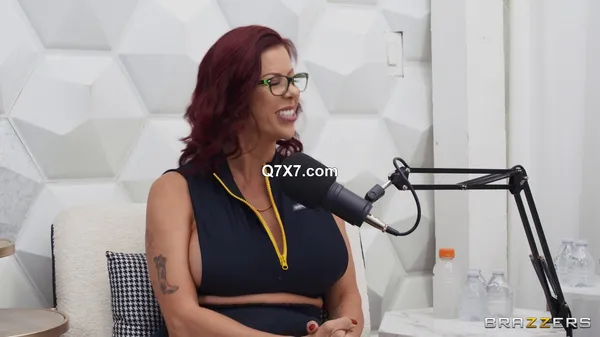 [1080p]BrazzersExxtra 24 11 19 Alexis Fawx And Cheerleader Kait XXX MP4-HEVC