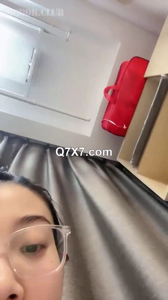 气质高冷眼镜小骚逼说话慢条斯理在家穿着睡衣撩骚生活中老实女网上变臊妹[可能含有廣告，請預覽後下載]