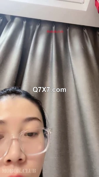 气质高冷眼镜小骚逼说话慢条斯理在家穿着睡衣撩骚生活中老实女网上变臊妹[可能含有廣告，請預覽後下載]