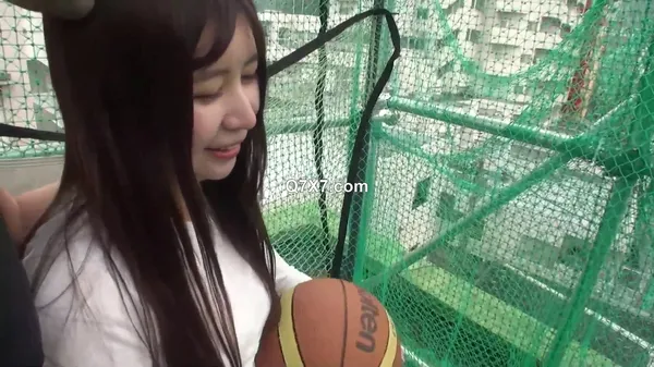 [1080p]FC2-PPV-4330270 [無/初撮り]学校のマドンナ！親友の彼女をNTR、スポッチャで遊んでいる最中に興奮し野外でそのまま巨根を挿入。※特典付き