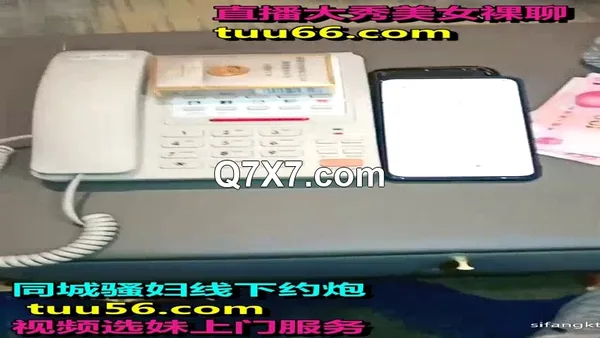 真实破处还穿着校服的00后妹子要买4999的手机，老哥直接给了五千的一打现金，代价就是破她的处女膜，把妹子弄疼哭了